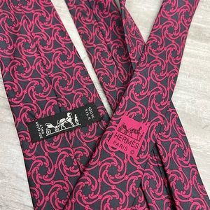 Hermes 7114 FA Black w/ Red Swirl Pattern Silk Tie
